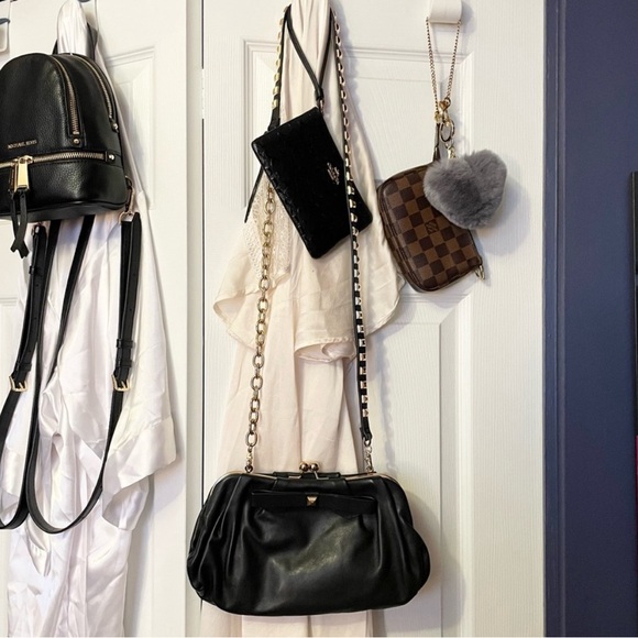 Guess purse/clutch - Picture 5 of 5